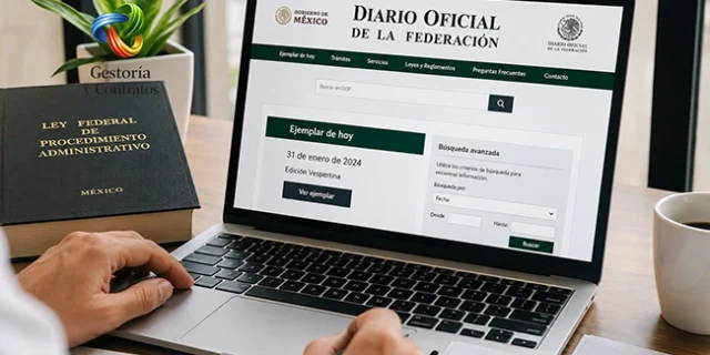 Persona consultando el Diario Oficial de la Federación para revisar trámites y publicaciones oficiales en México.